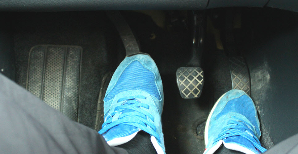 When Should You Replace the Clutch Slave Cylinder of a Porsche?