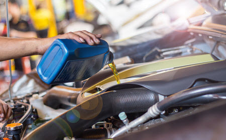 Mercedes Mechanic Using Synthetic Oil